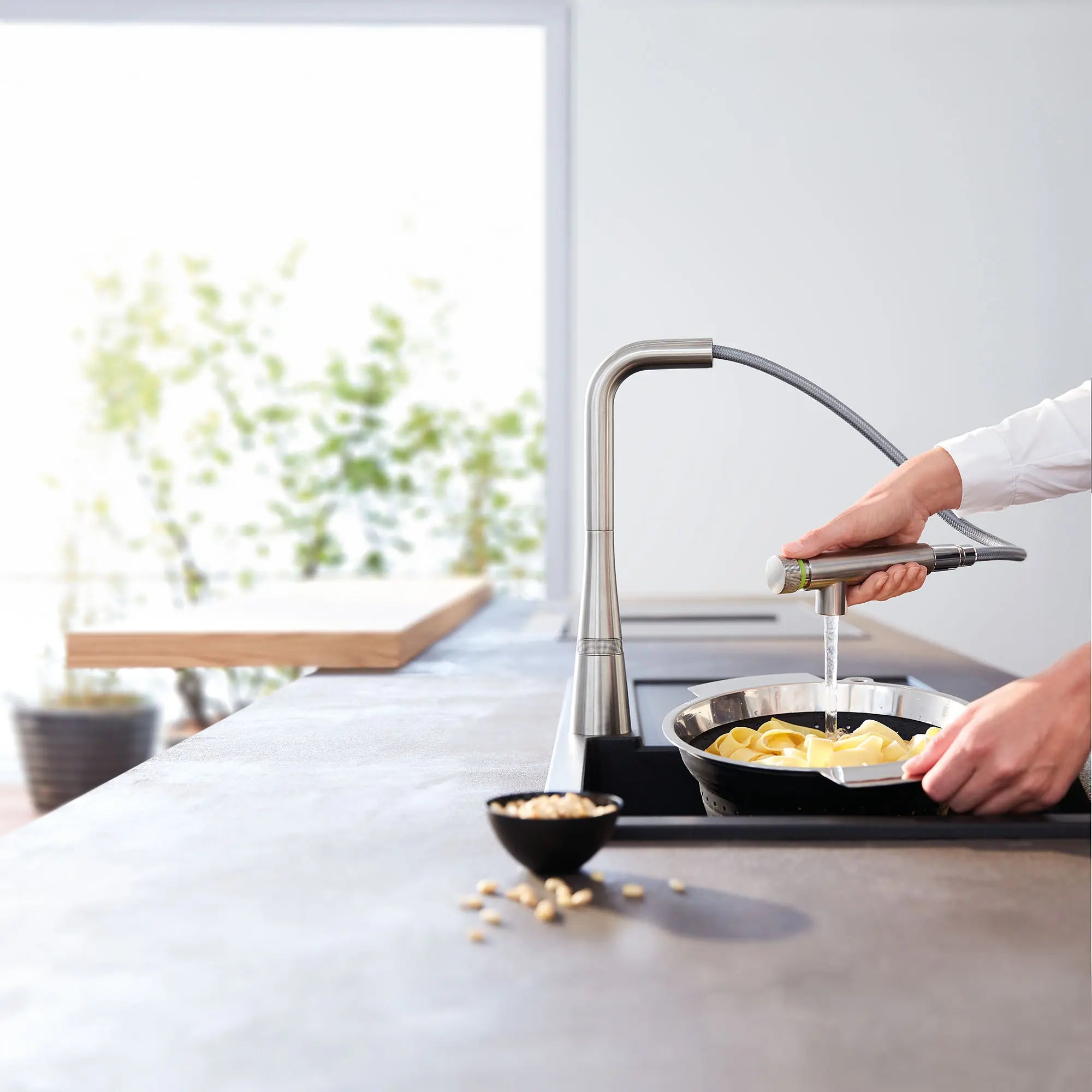 GROHE Zedra SmartControl Pull-Out Single Spray Kitchen Faucet 1.75 GPM (6.6 L/min) // SUPERSTEEL INFINITYFINISH // 100427_L-31559DC2_1_CDNwebp.webp