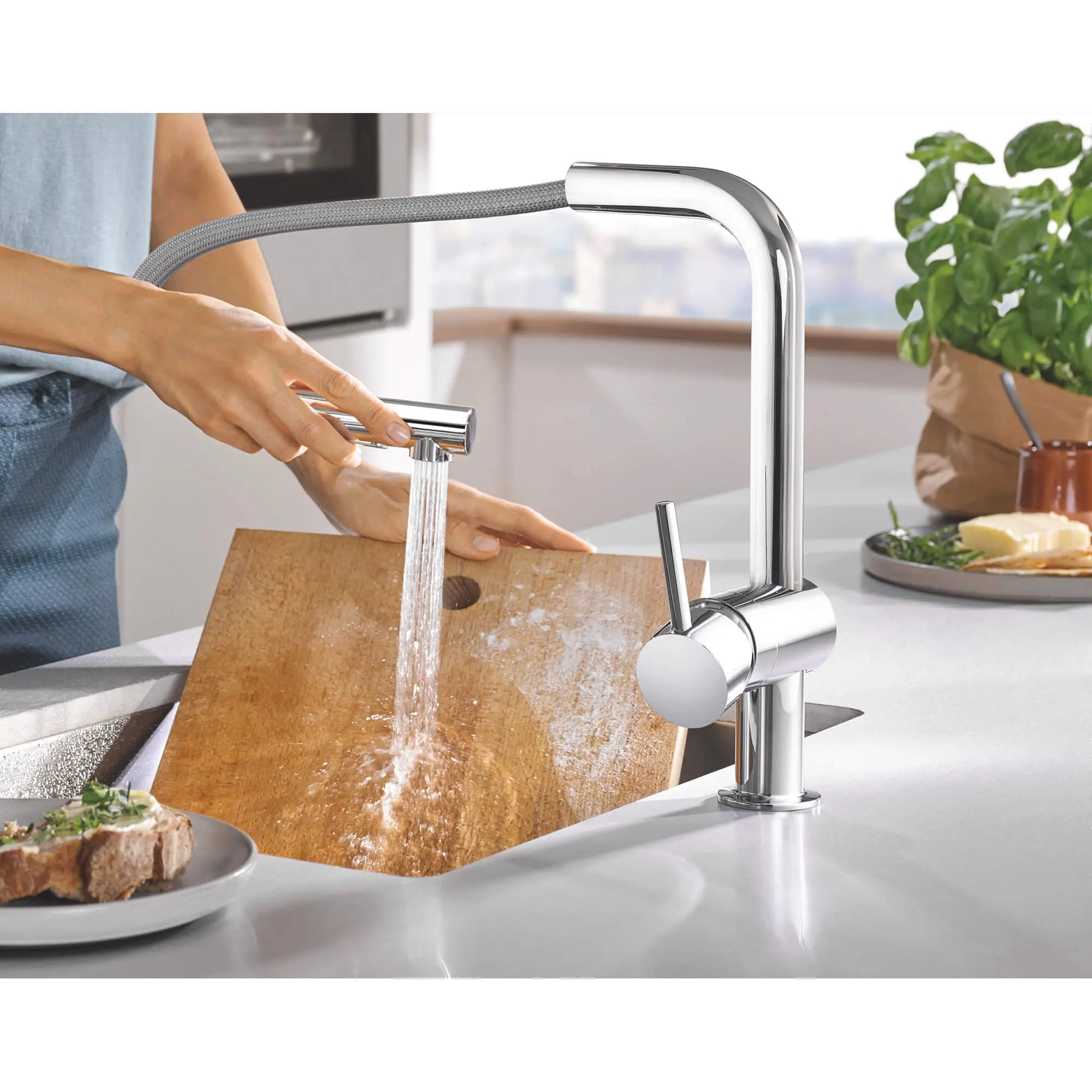 Minta Single-Handle Pull-Out Kitchen Faucet Dual Spray 1.75 GPM (6.6 L/min) // GROHE STARLIGHT CHROME // 1498_30300000-single-handle-kitchen-faucet-enviro-1_0_CDNwebp.webp