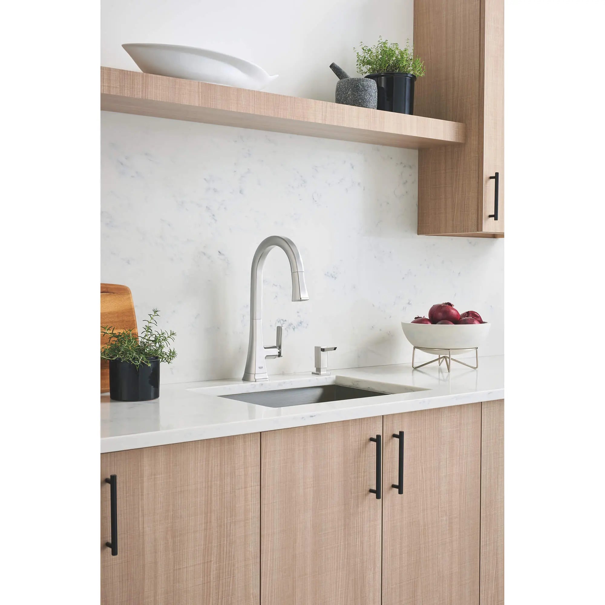 Single-Handle Pull Down Kitchen Faucet Dual Spray 1.75 GPM // SUPERSTEEL INFINITYFINISH // 1542_30365dc0-single-handle-pull-down-kitchen-faucet-enviro-3_0_CDNwebp.webp