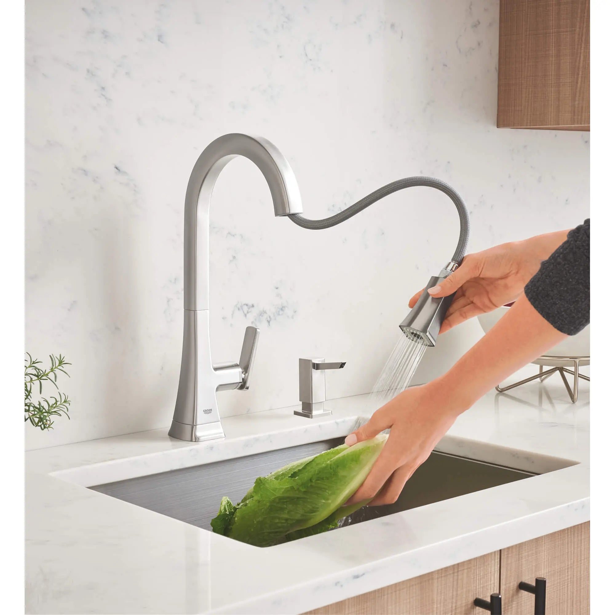 Single-Handle Pull Down Kitchen Faucet Dual Spray 1.75 GPM // SUPERSTEEL INFINITYFINISH // 1544_30365dc0-single-handle-pull-down-kitchen-faucet-enviro-5_0_CDNwebp.webp