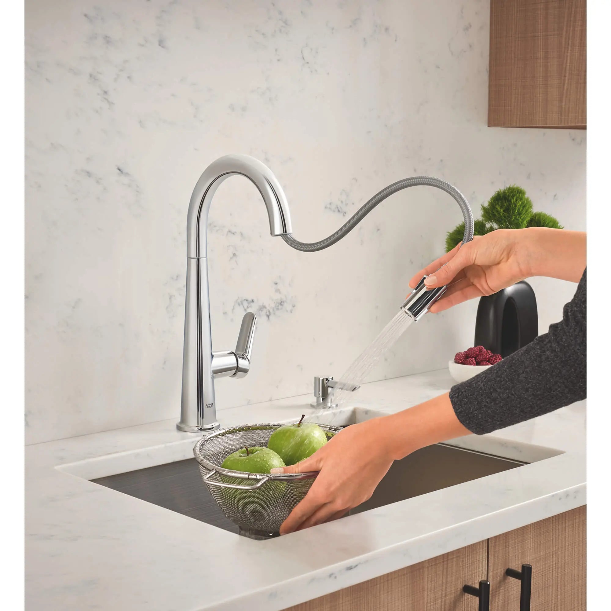Veletto Single-handle Pull-down Kitchen Faucet // GROHE STARLIGHT CHROME // 1554_30366000-single-handle-pull-down-kitchen-faucet-enviro-6_0_CDNwebp.webp