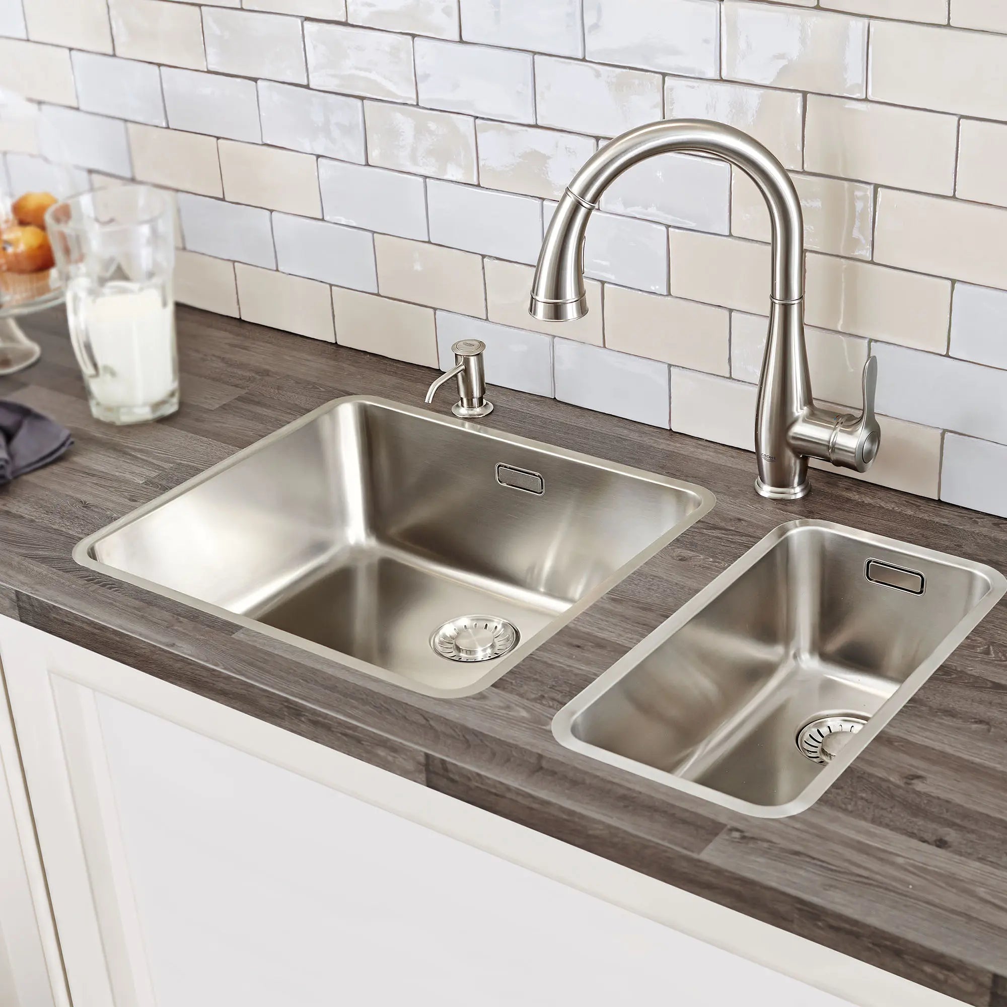 Single-Handle Pull Down Kitchen Faucet Dual Spray 1.75 GPM // SUPERSTEEL INFINITYFINISH // 162049_B-30213DC1_0_CDNwebp.webp