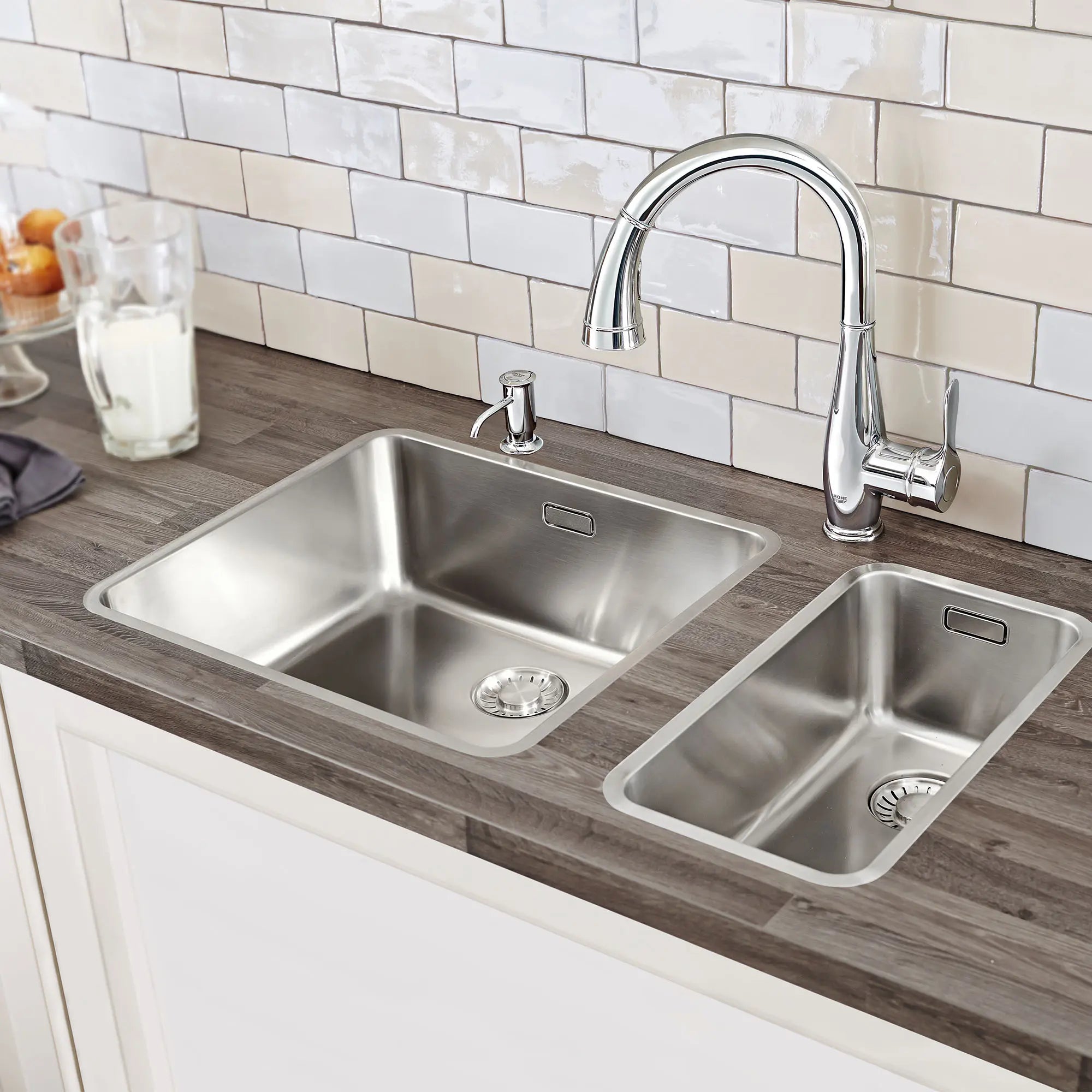 Single-Handle Pull Down Kitchen Faucet Dual Spray 1.75 GPM // GROHE STARLIGHT CHROME // 162050_B-30213001_0_CDNwebp.webp