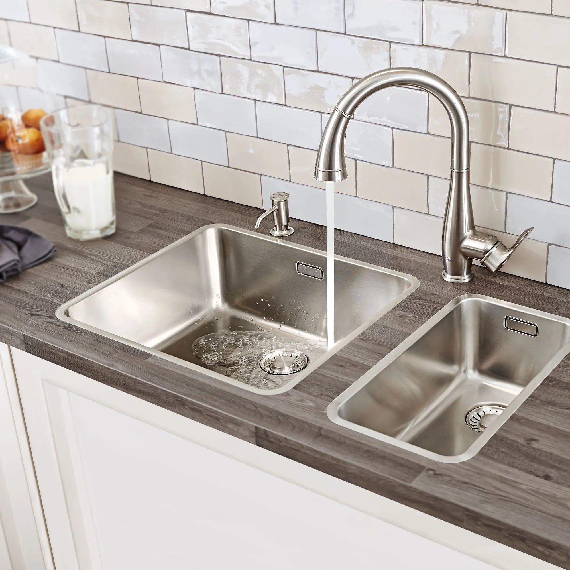 Single-Handle Pull Down Kitchen Faucet Dual Spray 1.75 GPM // SUPERSTEEL INFINITYFINISH // 164354_B-30213DC1_2_0_CDNwebp.webp