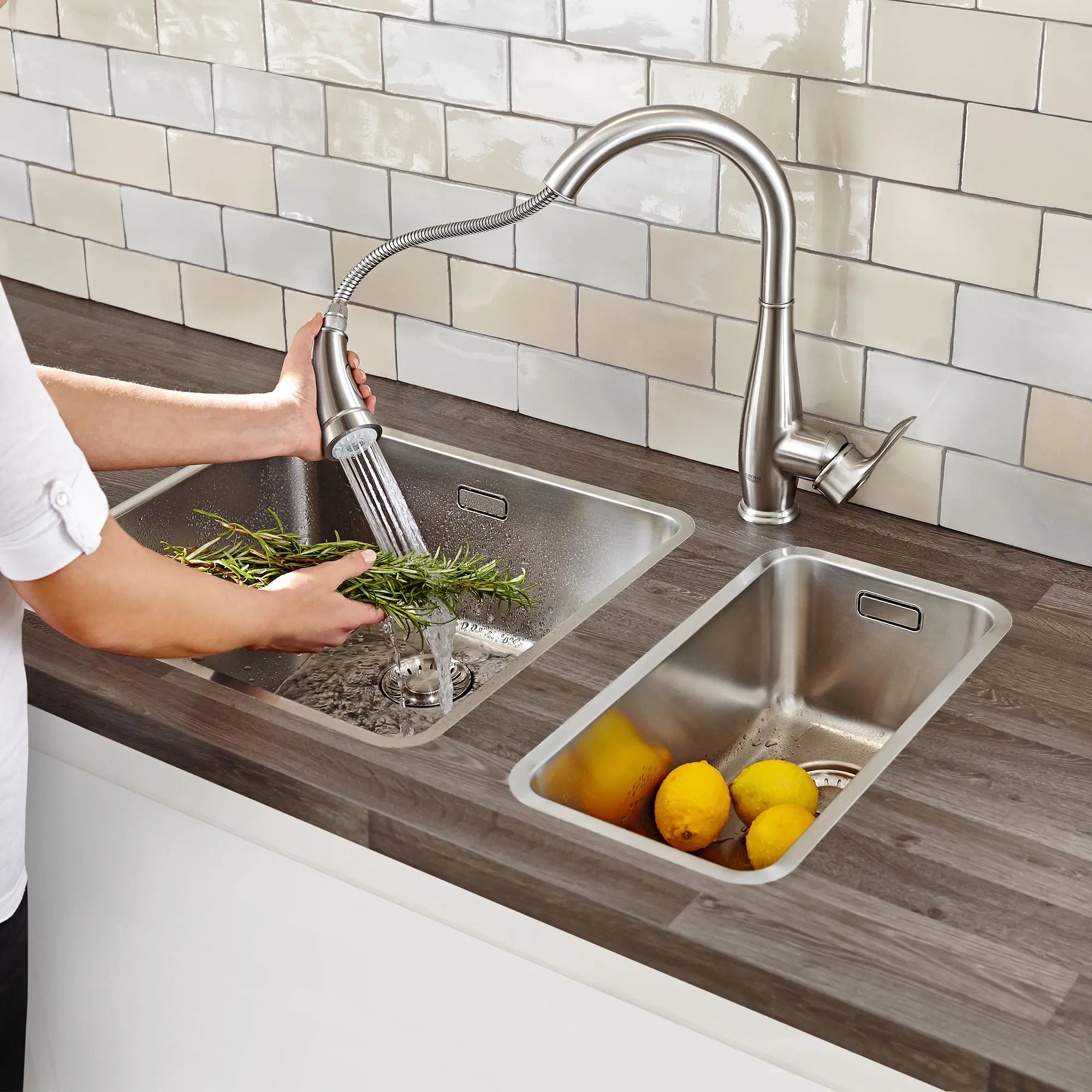 Single-Handle Pull Down Kitchen Faucet Dual Spray 1.75 GPM // SUPERSTEEL INFINITYFINISH // 164723_L-30213DC1_0_CDNwebp.webp