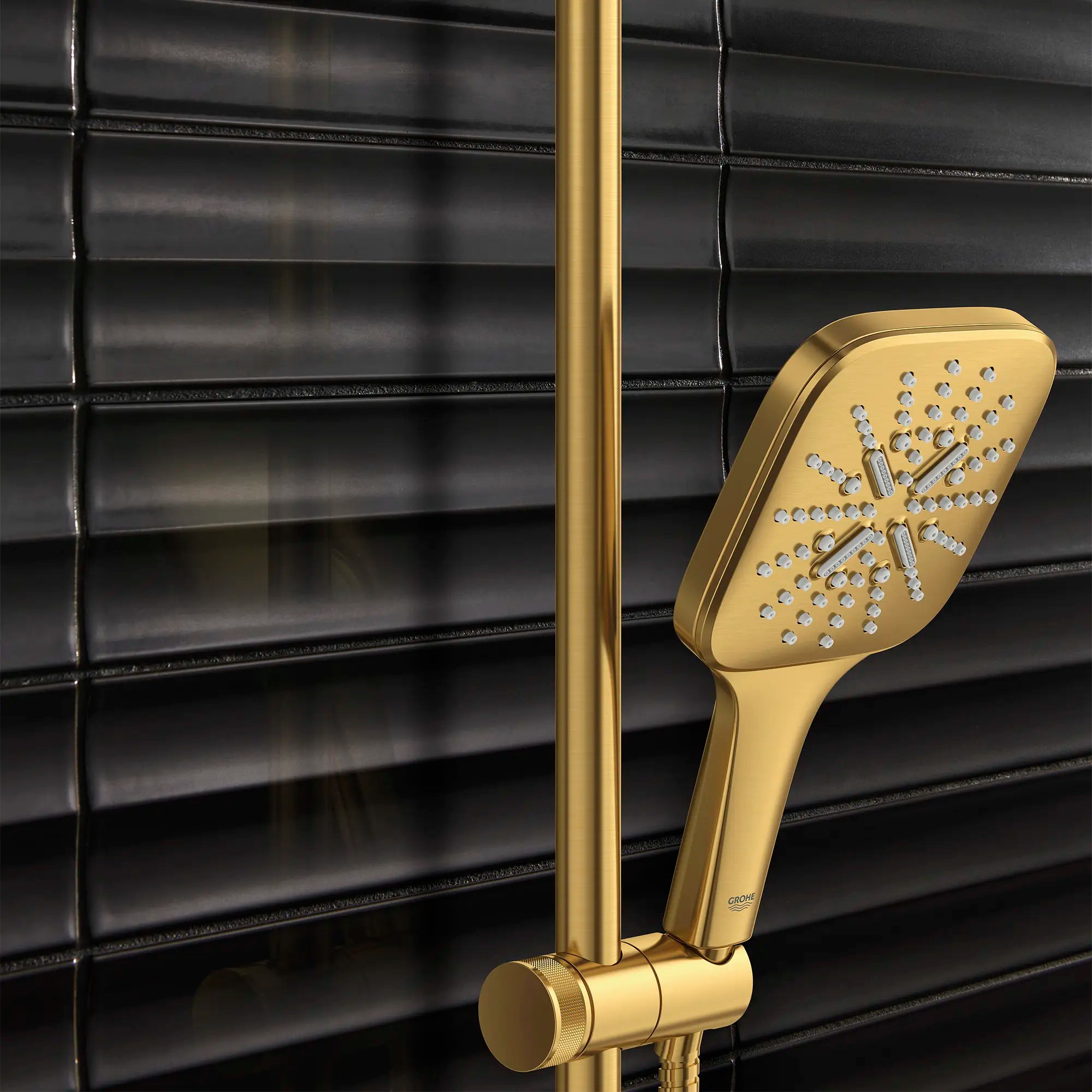 Shower Head, 6-1/2" - 3 Sprays, 1.75 GPM (6.6 L/min) // BRUSHED COOL SUNRISE // 186508_SmartActive_EnvironmentCloseUp_26603GN0_26797GN0_0001_Sept2023_0_CDNwebp_65697902-de7b-4512-9753-eac312d409bb.webp