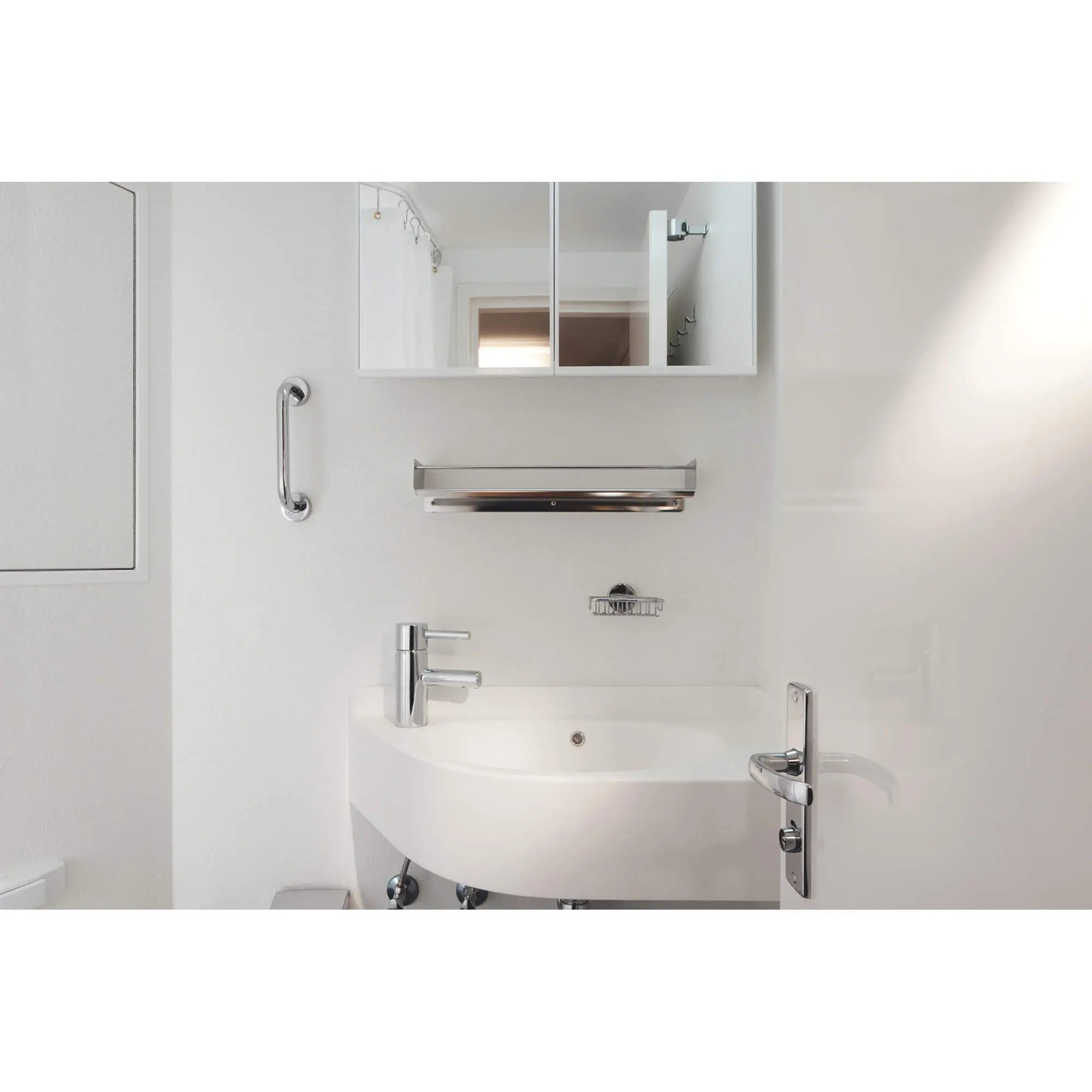 Essentials Bath Grip // GROHE STARLIGHT CHROME // 2176_40421000-grab-bar-enviro-1_0_CDNwebp.webp