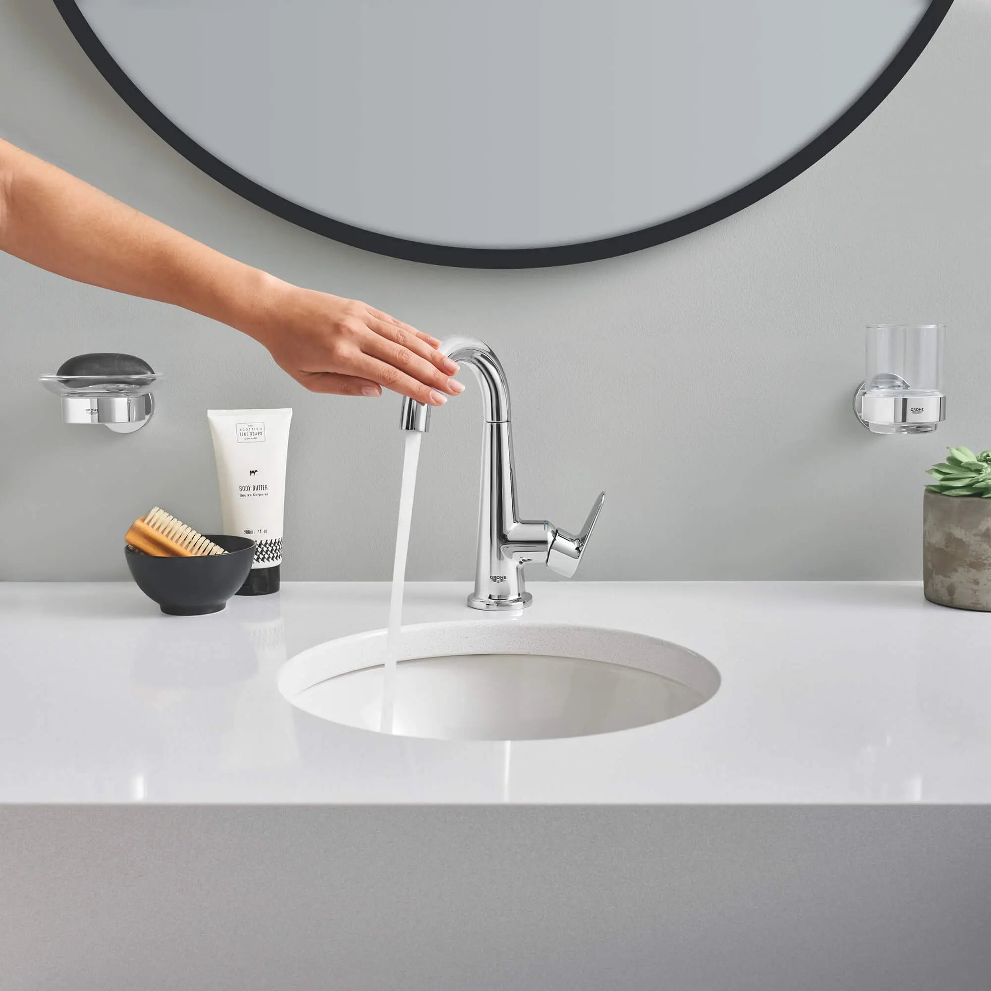 Soap Dish with Holder // GROHE STARLIGHT CHROME // 2264_40444001-soap-dish-with-holder-enviro-13_0_CDNwebp.webp