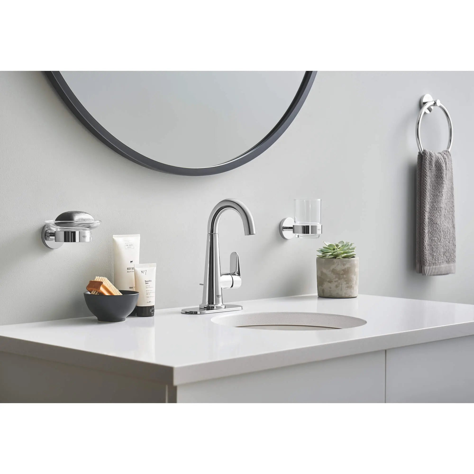 Soap Dish with Holder // GROHE STARLIGHT CHROME // 2273_40444001-soap-dish-with-holder-enviro-7_0_CDNwebp.webp