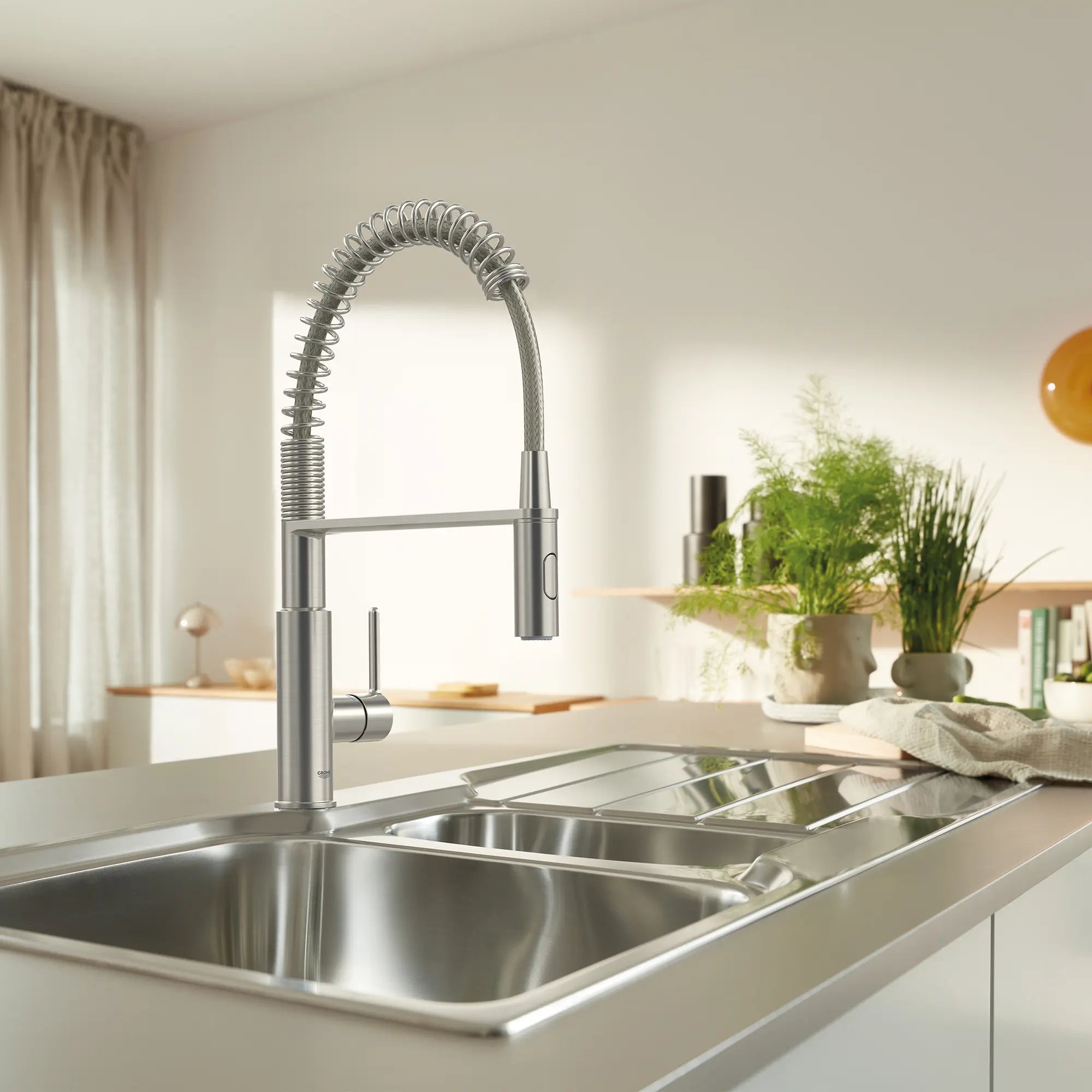 Eurosmart Single-Handle Semi-Pro Dual Spray Kitchen Faucet 1.75 gpm (6.6 L/min) // SUPERSTEEL INFINITYFINISH // 238570_Eurosmart_EnvironmntCloseup_30616DC0_0001_Feb2024_CDNwebp.webp