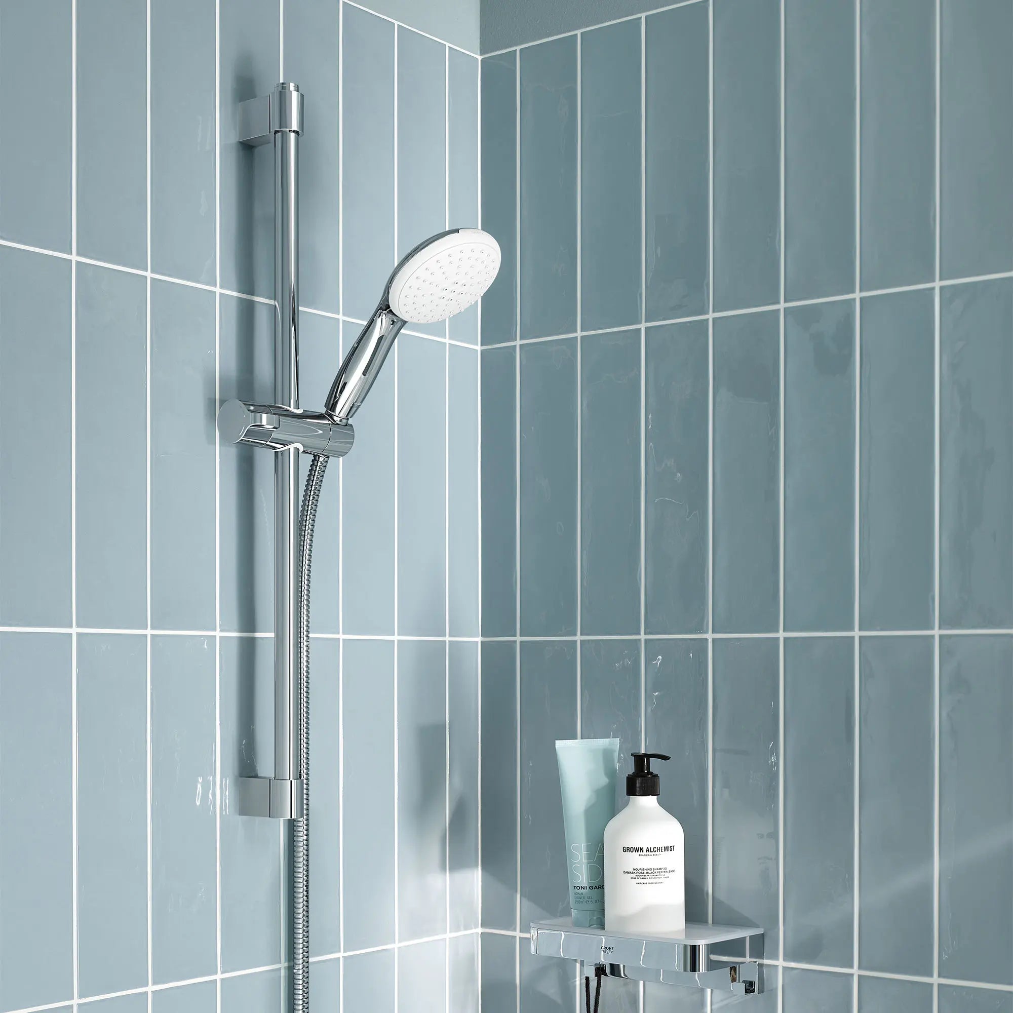 Tempesta 24" (600mm) Shower Slide Bar // GROHE STARLIGHT CHROME // 244241_Tempesta_EnvironmentCloseUp_26047002_0001_Apr2024_CDNwebp.webp