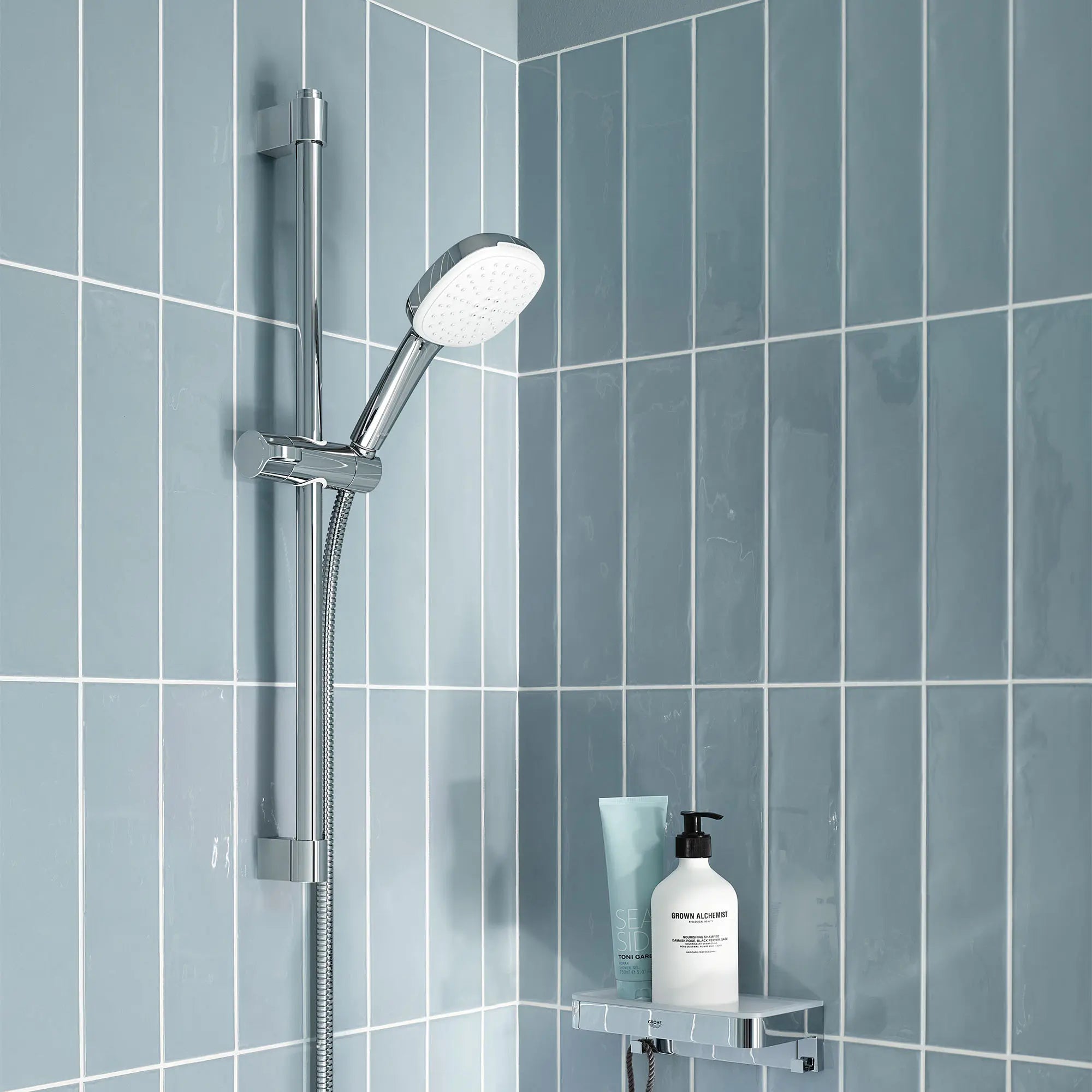 Tempesta 24" (600mm) Shower Slide Bar // GROHE STARLIGHT CHROME // 244243_Tempesta_EnvironmentCloseUp_26776002_0001_Apr2024_CDNwebp.webp