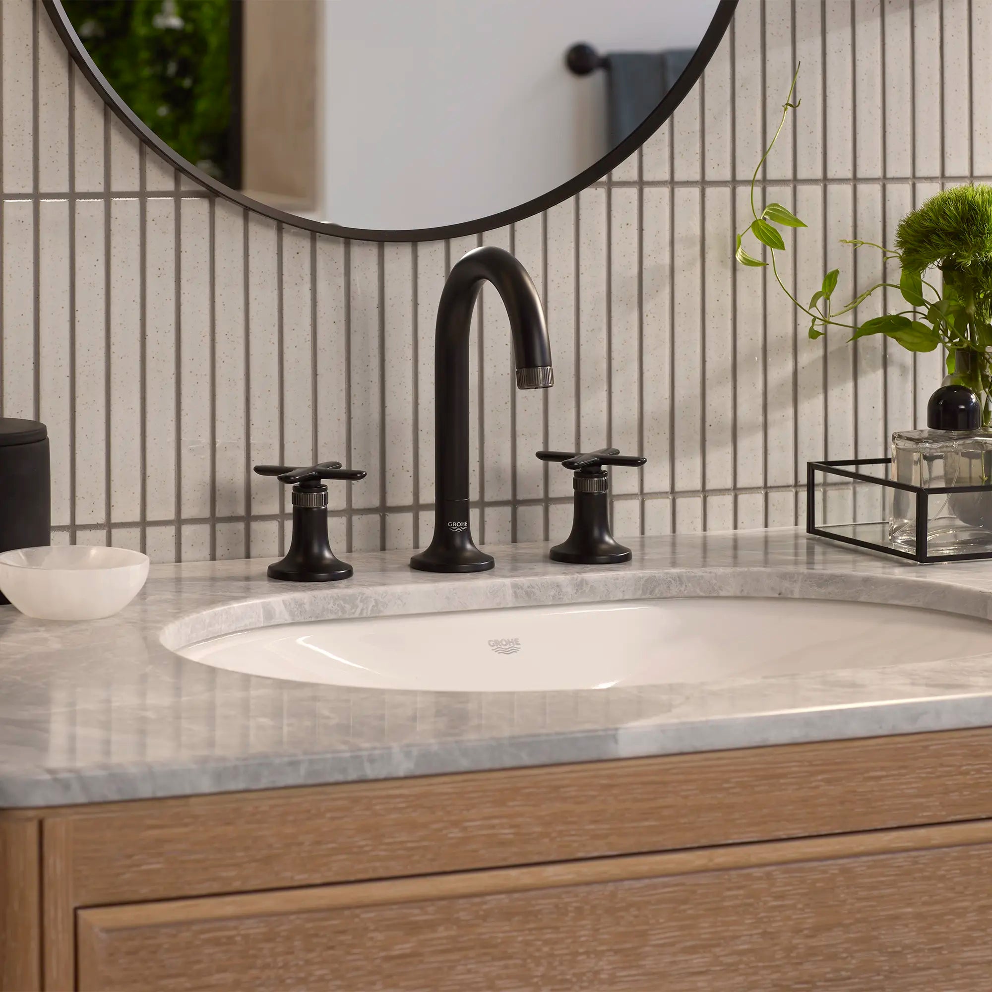 Listra Deck Mount Widespread Bathroom Faucet, 1.2gpm (4.5L/min) // MATTE BLACK // 278841_Listra_EnvironmentCloseUp_1062212430_1062382430_0001_November2025_0_CDNwebp.webp