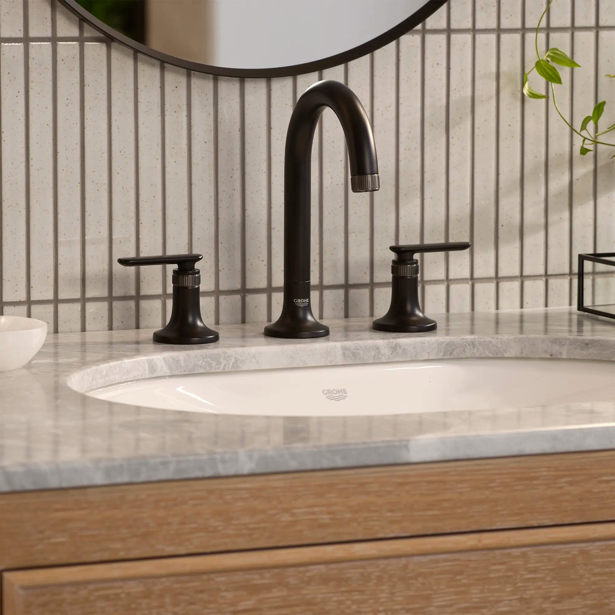 Listra Deck Mount Widespread Bathroom Faucet, 1.2gpm (4.5L/min) // MATTE BLACK // 278843_Listra_EnvironmentCloseUp_1062212430_1062572430_0001_November2025_0_CDNwebp.webp