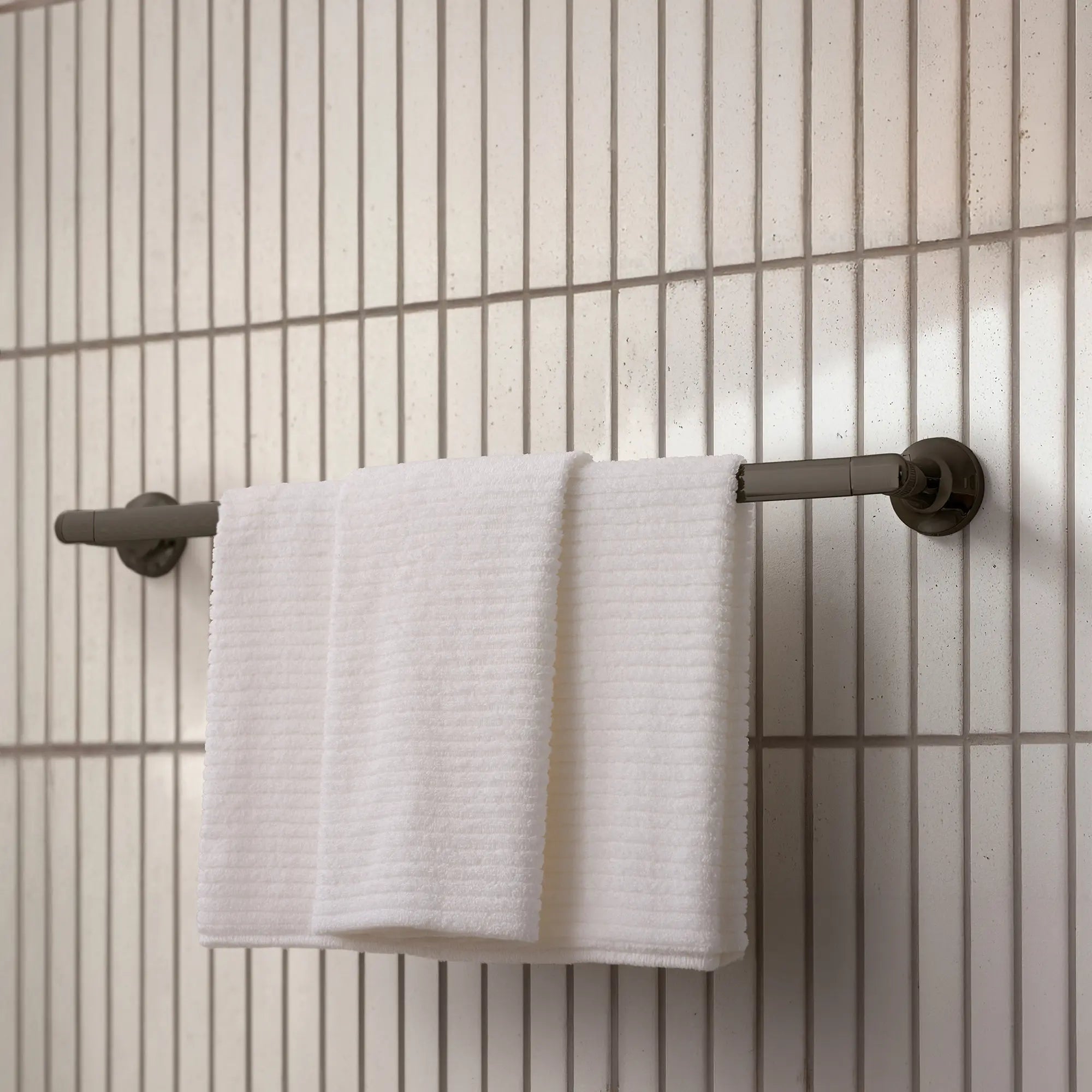 Listra 24" Towel Bar // HARD GRAPHITE // 282571_Listra_EnvironmentCloseUp_106253A000_0001_JANUARY2026_1_CDNwebp.webp