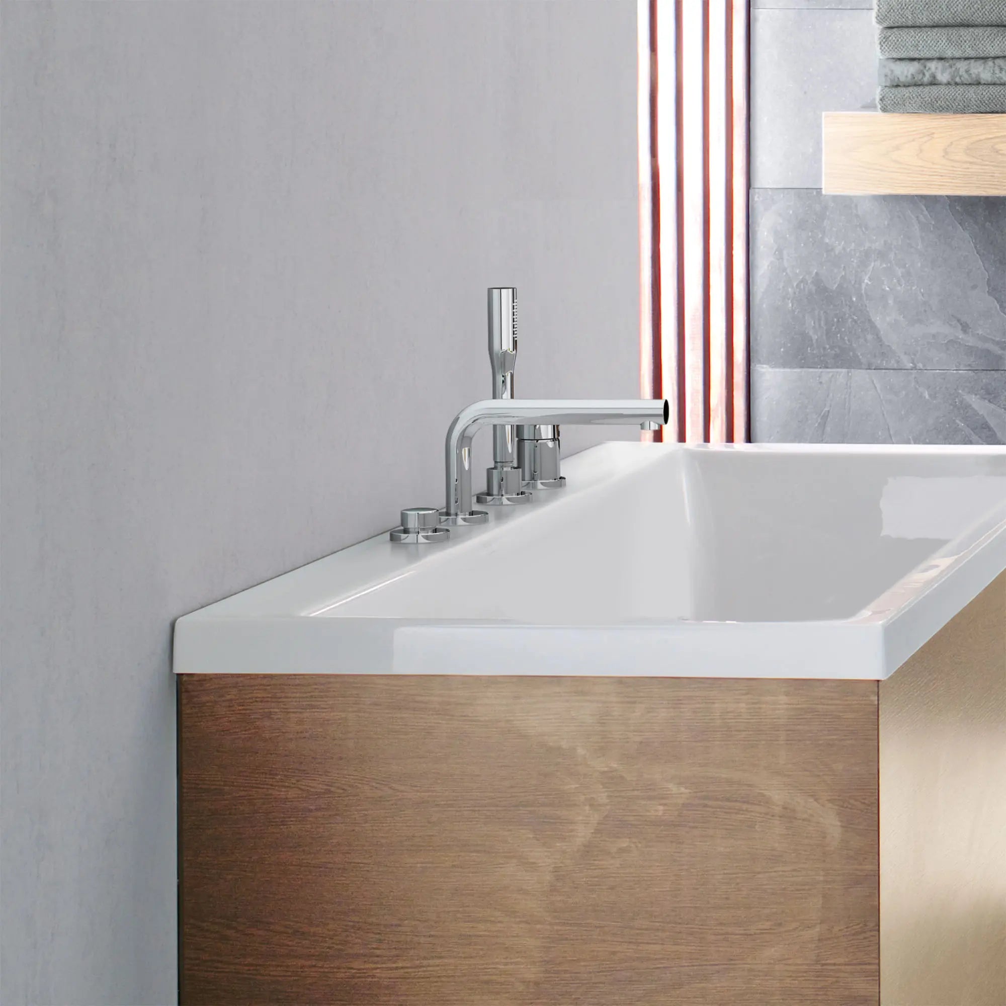 4-Hole Single-Handle Deck Mount Roman Tub Faucet with 1.75 GPM (6.6 L/min) Hand Shower // GROHE STARLIGHT CHROME // 69641_B-1957800A_CDNwebp.webp