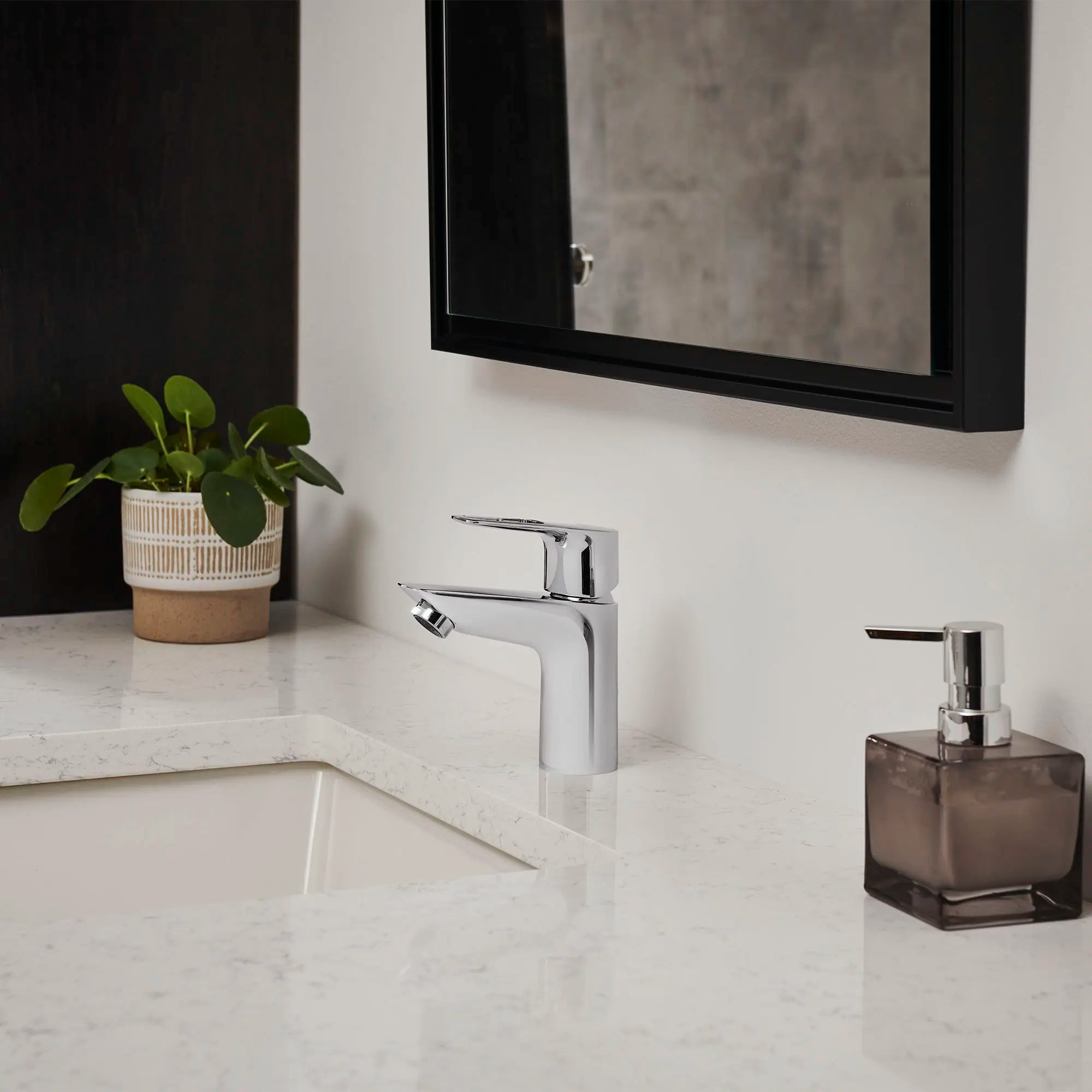 Single Hole Single-Handle S-Size Bathroom Faucet, 1.2 GPM (4.5 L/min) Less Drain // GROHE STARLIGHT CHROME // 70085_B-23084001_2_CDNwebp.webp