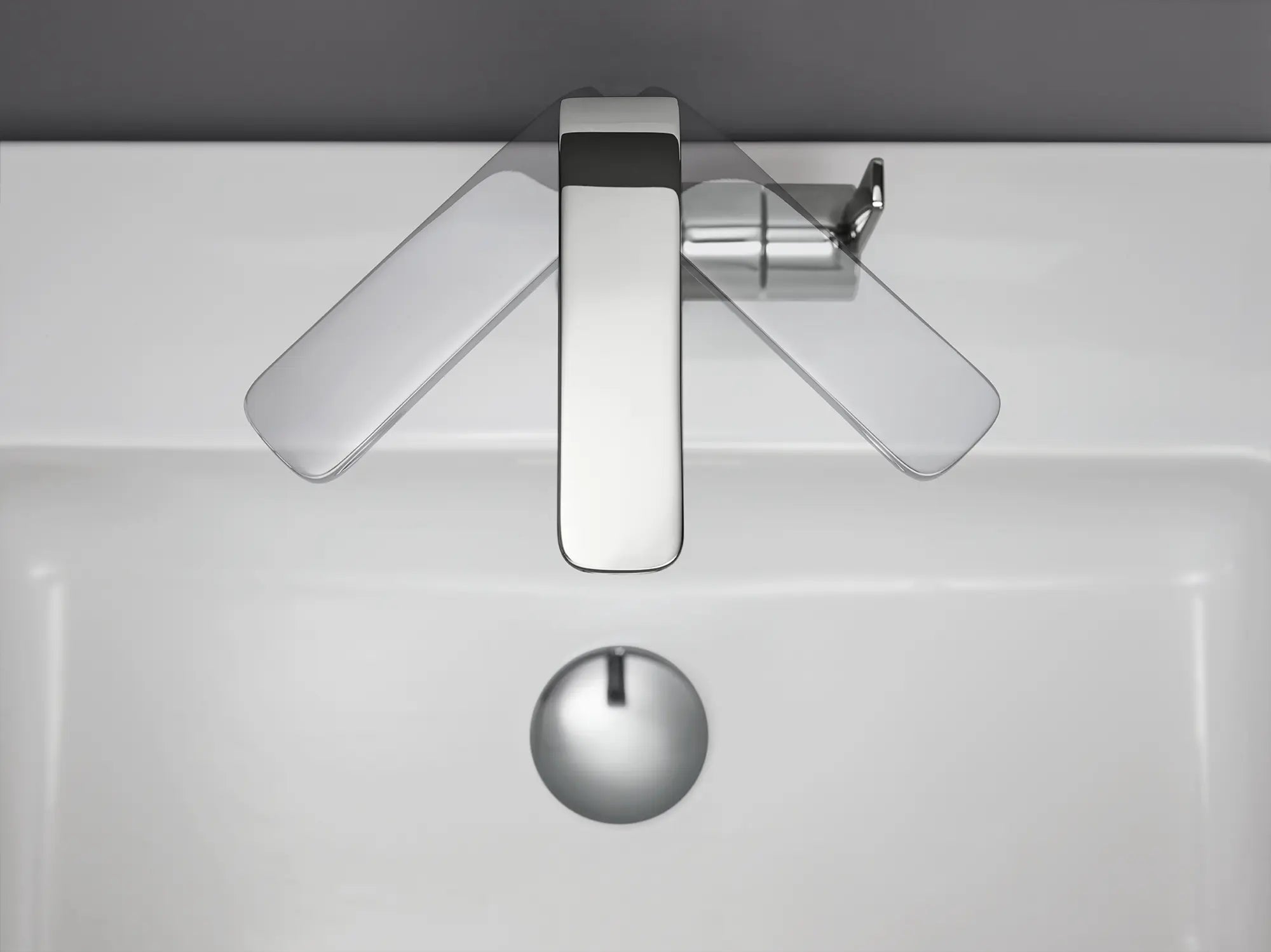 Single Hole Single-Handle L-Size Bathroom Faucet, 1.2 GPM (4.5 L/min) // GROHE STARLIGHT CHROME // 70224_B-2382500A_3_CDNwebp.webp