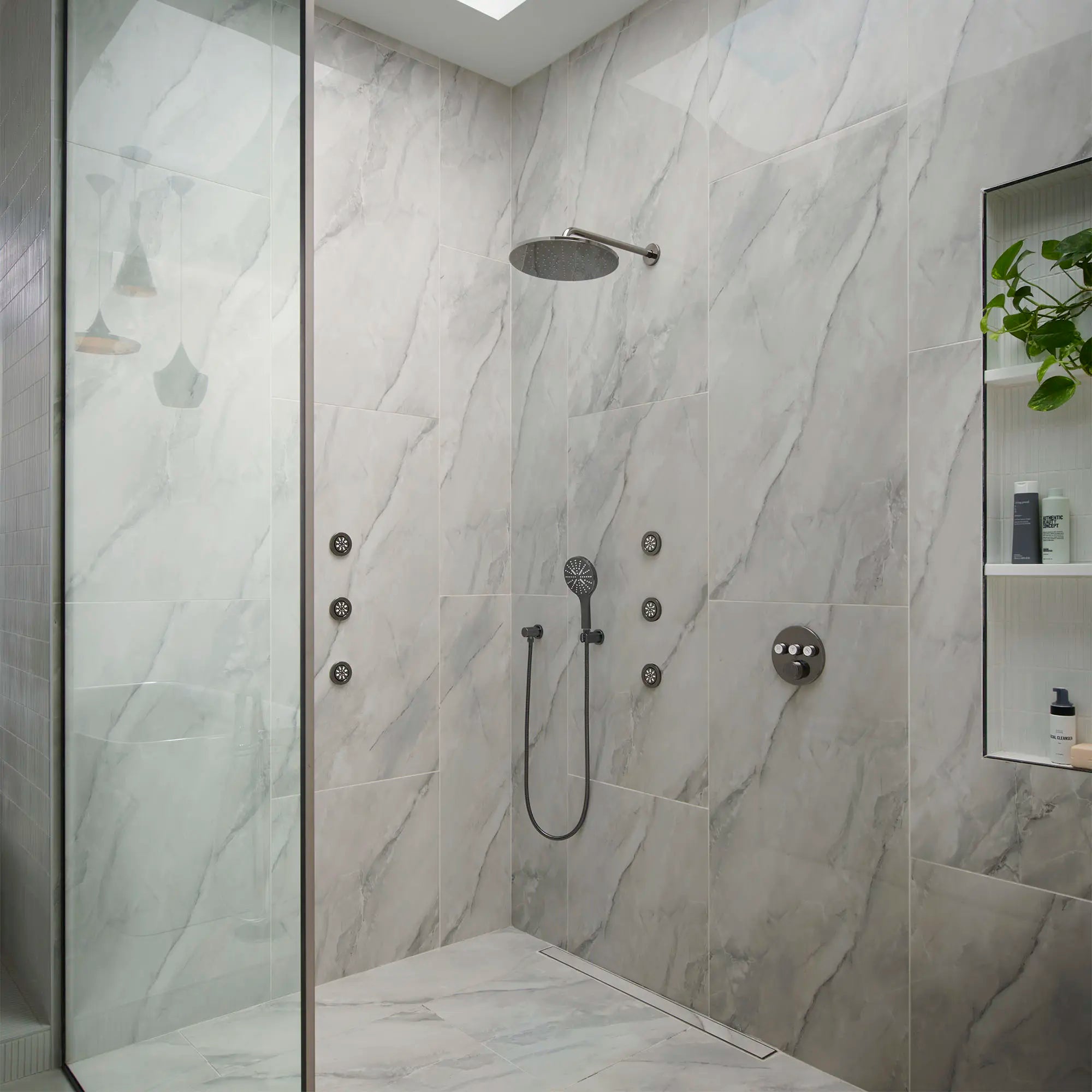 Body Spray - 2 Sprays, 0.9gpm // HARD GRAPHITE // 70845_B-26569A00_29138A00_26744A00_CDNwebp.webp