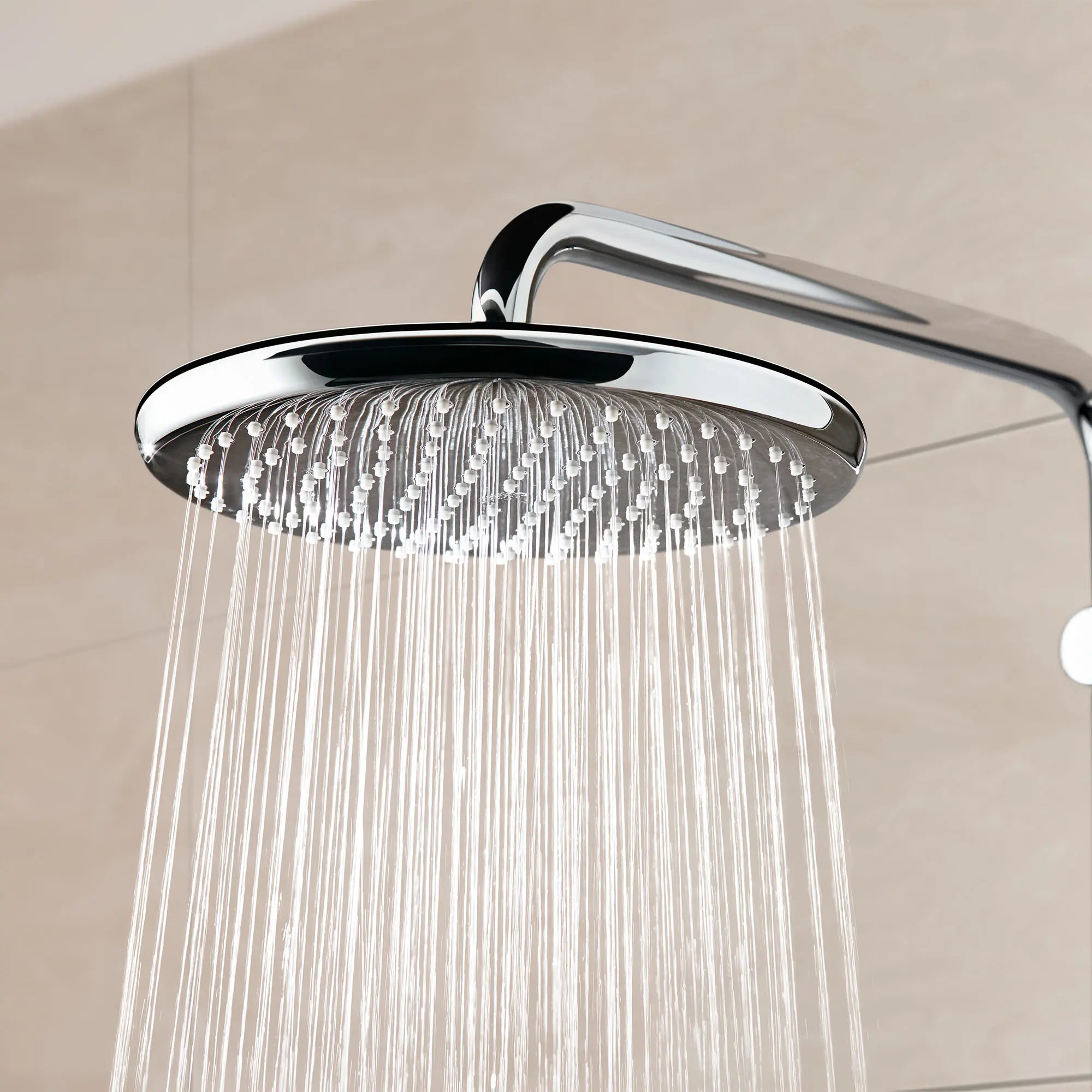 250 Rain Shower Head, 9 7?8" - 1 Spray, 1.75 GPM (6.6 L/min) // GROHE STARLIGHT CHROME // 70918_B-26715000_5_CDNwebp.webp