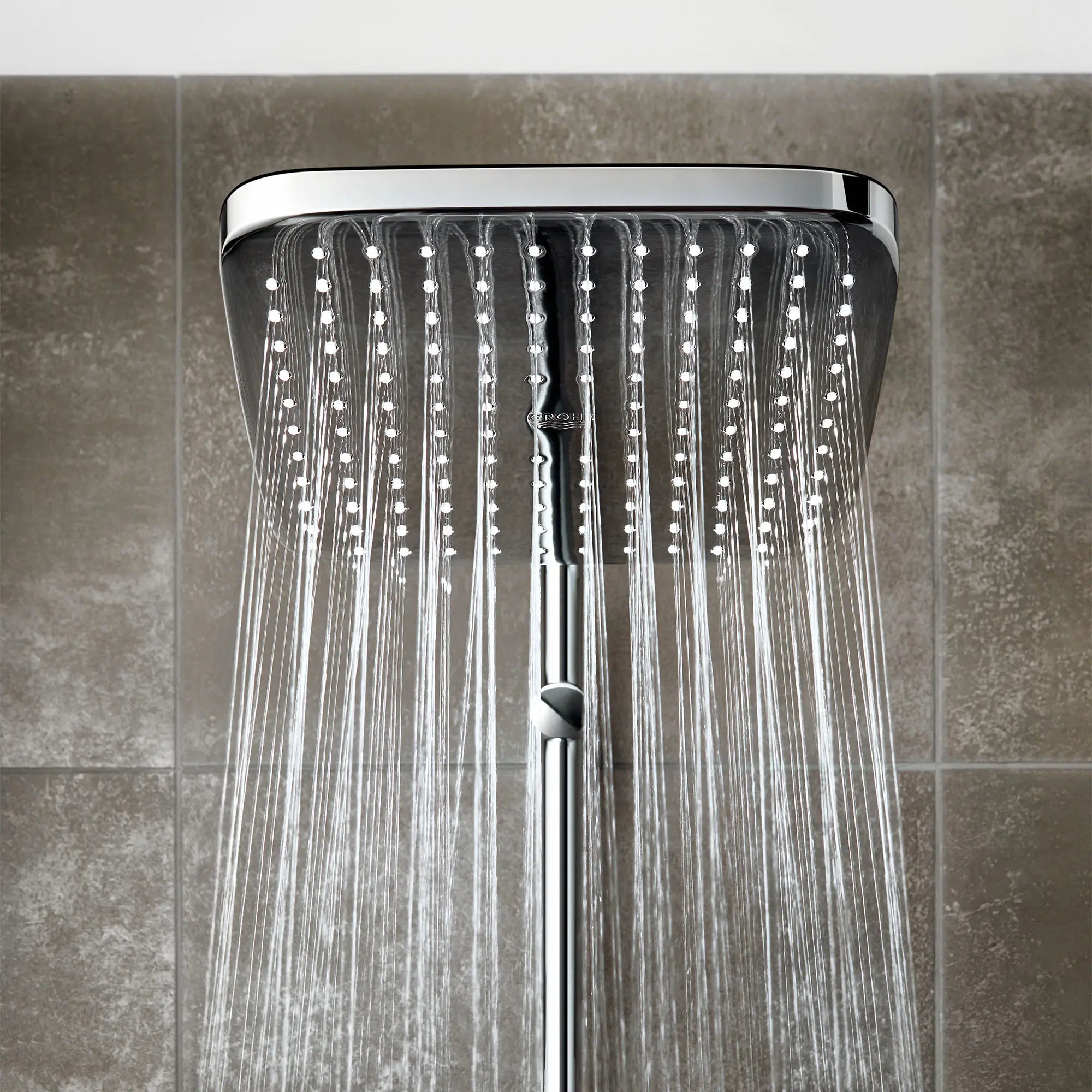 250 Rain Showerhead, 9 7?8" - 1 Spray, 1.75 GPM (6.6 L/min) // GROHE STARLIGHT CHROME // 70937_B-26718000_CDNwebp.webp