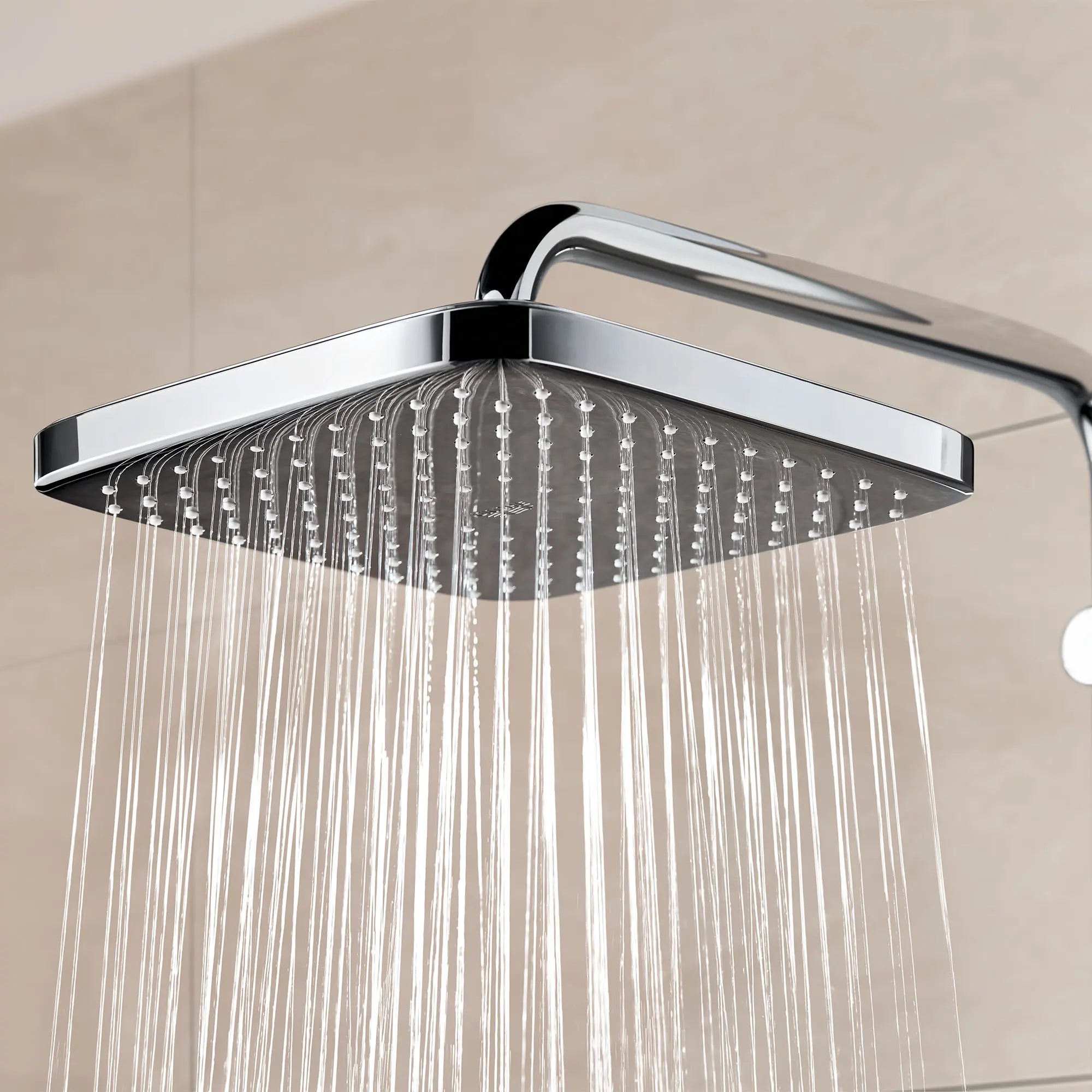 250 Rain Showerhead, 9 7?8" - 1 Spray, 1.75 GPM (6.6 L/min) // GROHE STARLIGHT CHROME // 70950_B-26718000_6_CDNwebp.webp