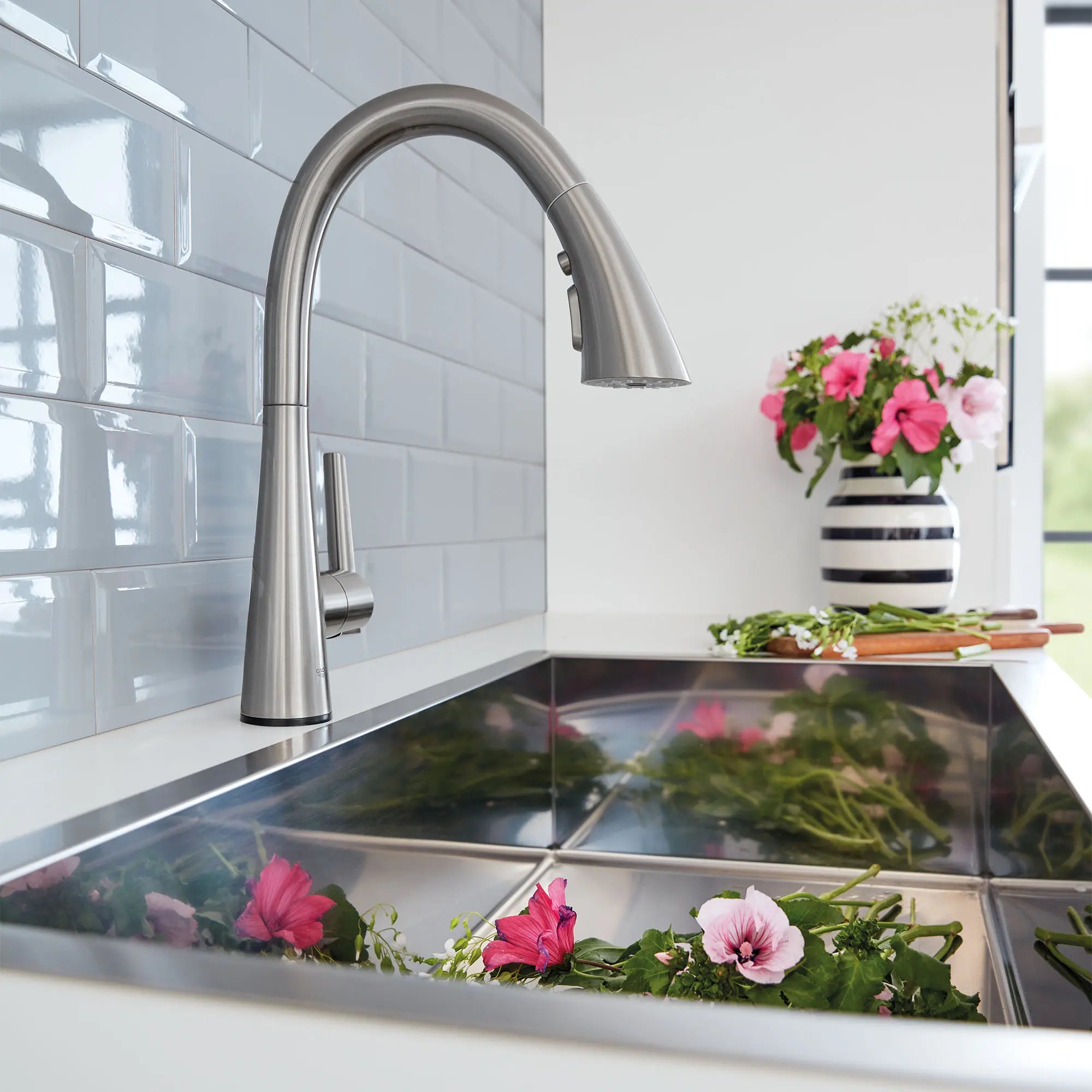 GROHE Zedra Single-Handle Pull Down Kitchen Faucet Triple Spray 1.75 GPM (6.6 L/min) with Touch Technology // SUPERSTEEL INFINITYFINISH // 71732_B-30205DC2_1_CDNwebp.webp