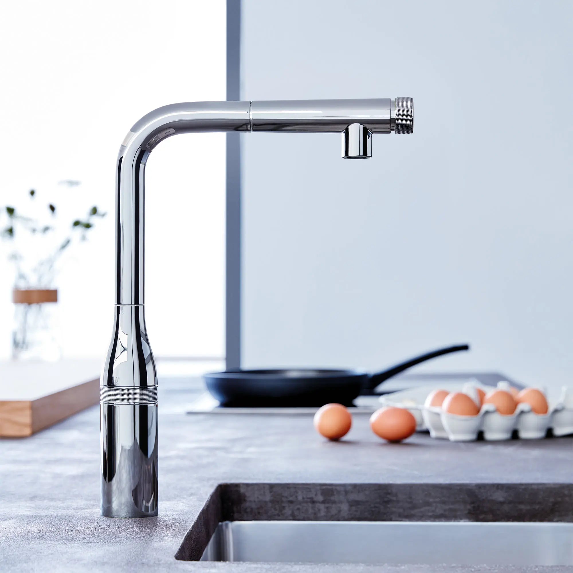 Essence SmartControl Pull-Out Single Spray Kitchen Faucet 1.75 GPM (6.6 L/min) // GROHE STARLIGHT CHROME // 72080_B-31616000_1_CDNwebp.webp