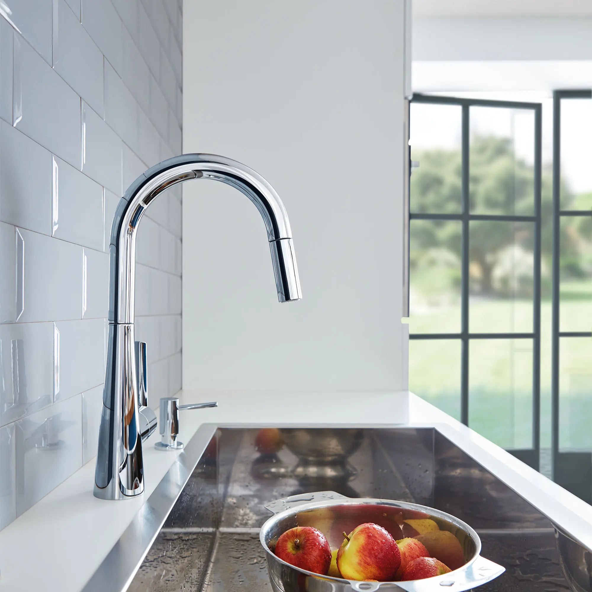 GROHE Zedra Single-Handle Pull Down Kitchen Faucet Dual Spray 1.75 GPM (6.6 L/min) // GROHE STARLIGHT CHROME // 72104_B-32226003_CDNwebp.webp