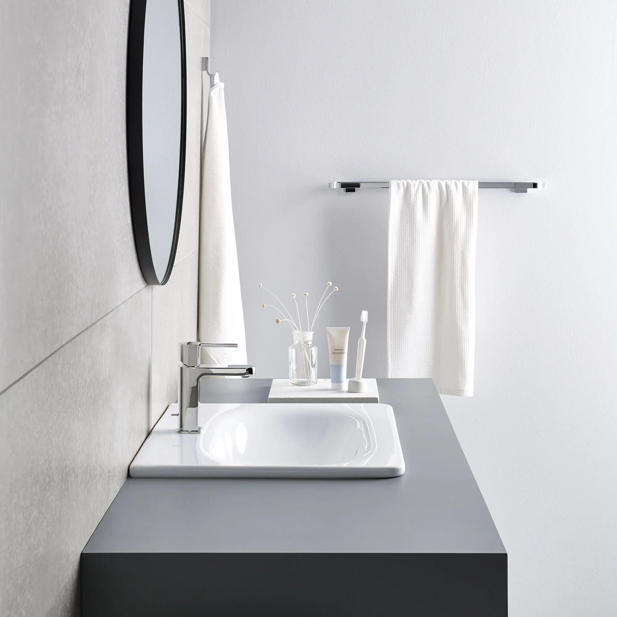 24" Towel Bar // GROHE STARLIGHT CHROME // 72552_B-41039000_41056000_CDNwebp.webp