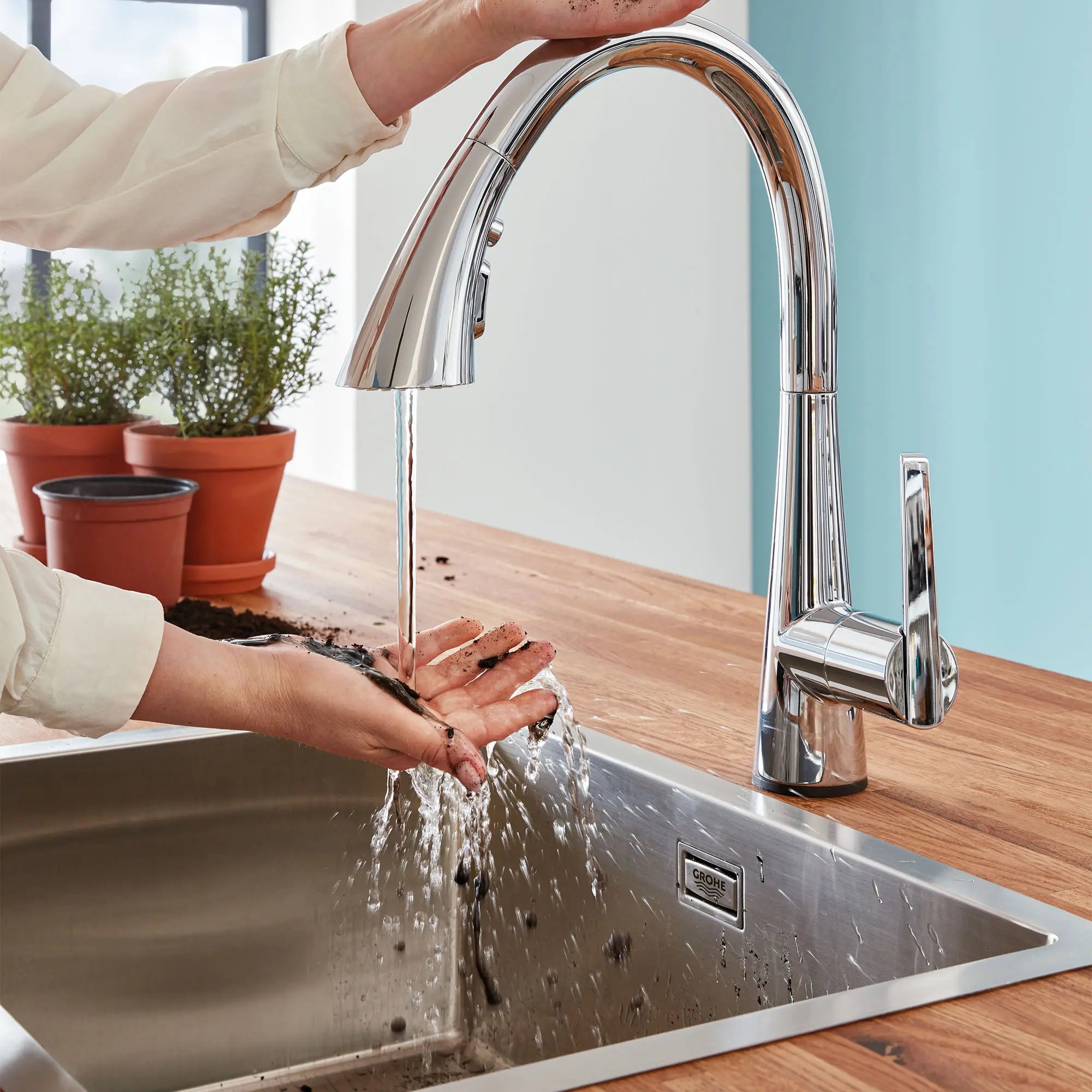 GROHE Zedra Single-Handle Pull Down Kitchen Faucet Triple Spray 1.75 GPM (6.6 L/min) with Touch Technology // GROHE STARLIGHT CHROME // 99926_L-30205002_CDNwebp.webp