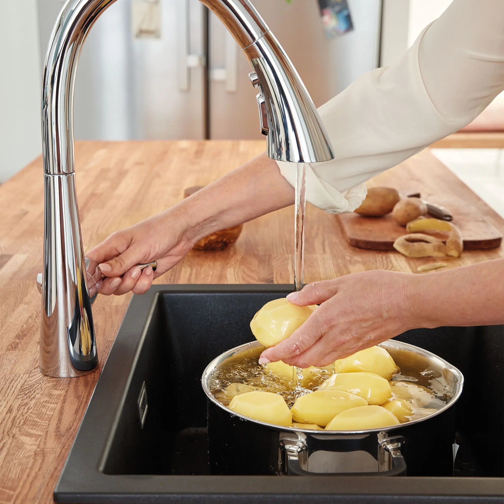 GROHE Zedra Single-Handle Pull Down Triple Spray Bar Faucet 1.75 GPM (6.6 L/min) // GROHE STARLIGHT CHROME // 99994_L-30368002_CDNwebp.webp